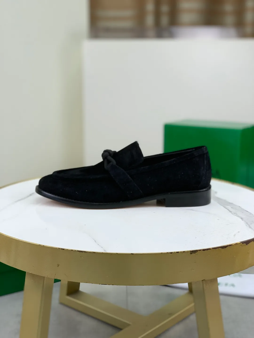 Men's shoes 💰P820 [New model] (genuine leather outsole) water-dyed cow lining 💰High-quality business couple leather shoes 💎💎💎 BOTTEGA VENETA official website synchronizes the latest top version of BV in the market, accept material comparison, shoe type comparison, process comparison, practical and textured, versatile and suitable for any occasion, the more you look at it, the more flavorful it becomes. Purely hand-knitted craftsmanship - Upper material, calfskin imported from Italy 🇮🇹 - High-quality water-dyed cowhide lining - Original private model customized leather outsole -Size: Female 35-39 (40 ordered) Male 39-44 (38 45 can be customized) Color: Multiple colors available